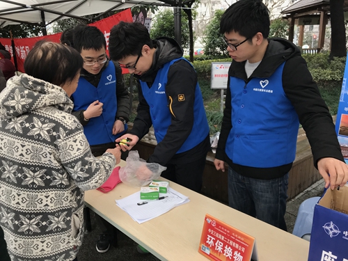 日前，二公司和物資公司聯(lián)合組成的中交三航局“藍(lán)馬甲”青年志愿者團(tuán)隊(duì)，前往濰坊社區(qū)雷鋒廣場(chǎng)開(kāi)展“環(huán)保換物”主題活動(dòng)-王學(xué)星.jpg