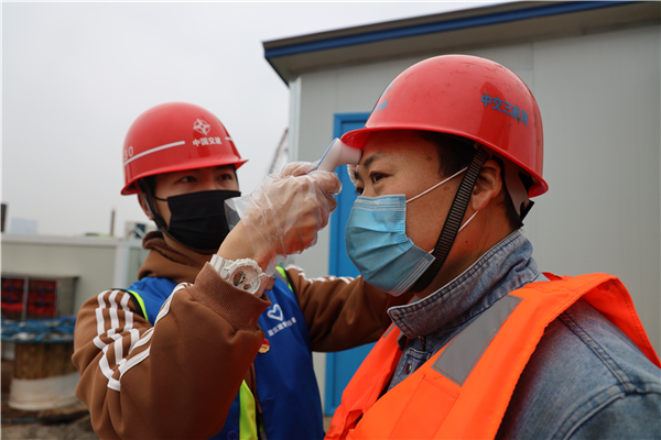 藍馬甲在行動-藍馬甲為工人檢測體溫.JPG