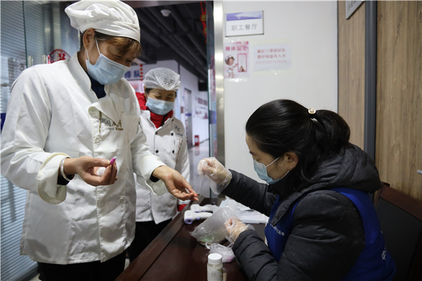 藍馬甲在行動-藍馬甲為項目部食堂后勤人員進行新冠病毒抗體檢測.JPG