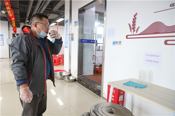株洲清水塘項目餐后食堂為員工提供提高免疫力中藥.JPG