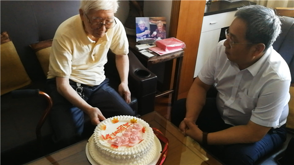 二公司老黨員潘樹榮定制“建黨100周年”生日蛋糕，為黨的百歲生日送去祝福.jpg