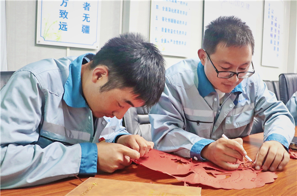 工程推進：二公司漢江二橋項目黨支部黨員們通過黨史主題剪紙，感悟初心使命，傳承紅色精神.jpg