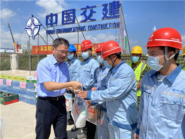 市總工會張得志、三航局黨委副書記傅瑞球在長興2號塢現場慰問 (3).jpg