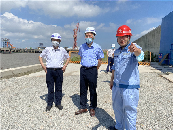 市總工會張得志、三航局黨委副書記傅瑞球在長興2號塢現場慰問.jpg